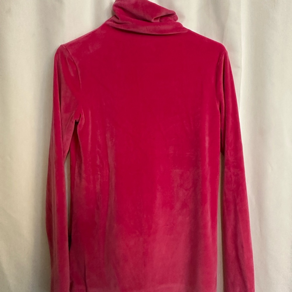 Nebuknuoga long sleeved turtleneck.